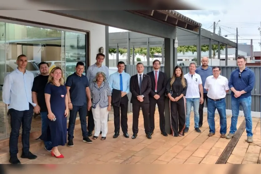  O delegado chefe, Maurício de Oliveira Camargo, recebeu os novos colegas de trabalho 