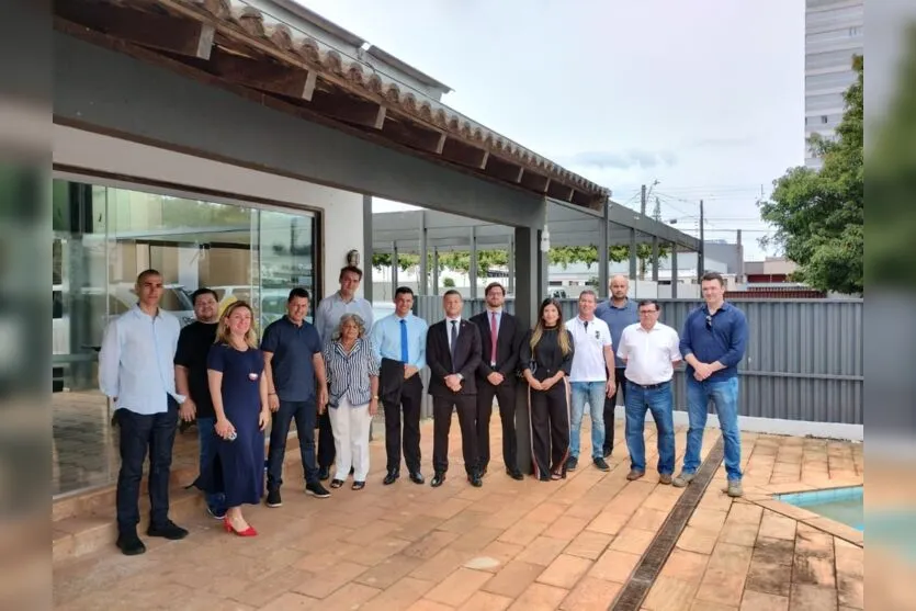  O delegado chefe, Maurício de Oliveira Camargo, recebeu os novos colegas de trabalho. 