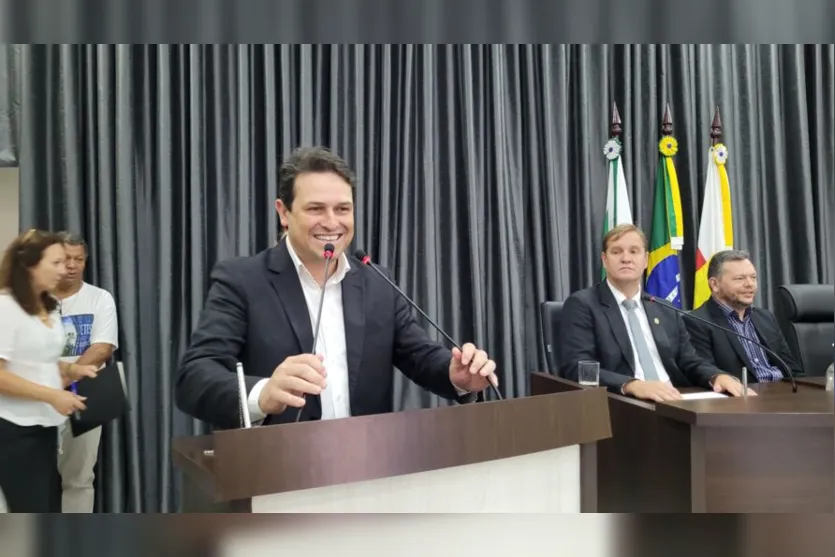  O prefeito Junior da Femac cumprimentou o novo presidente 