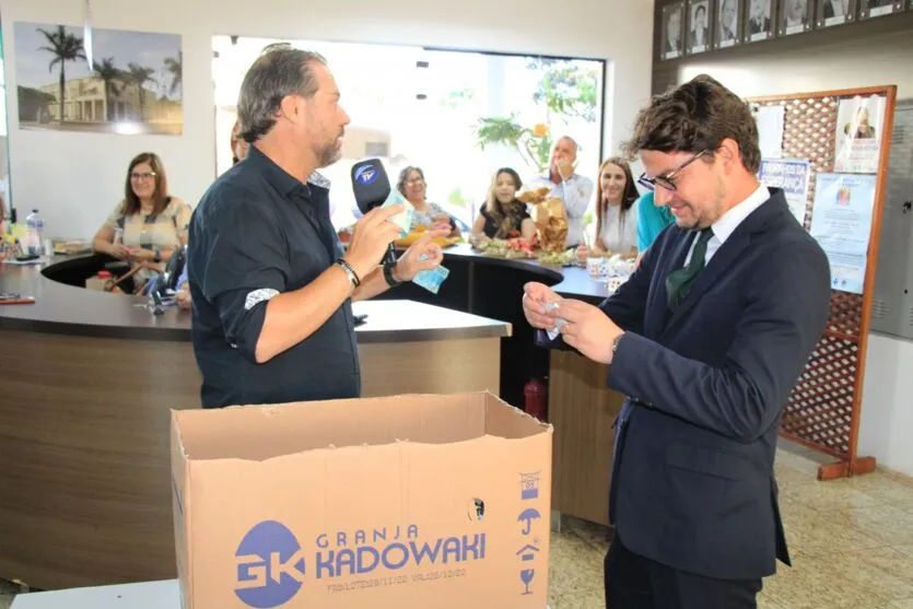 Sorteio de prêmios reúne servidores no Paço Municipal de Arapongas