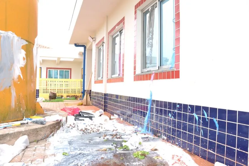  Um verdadeiro vandalismo nas dependências da escola foi promovido por duas crianças de 7 anos de idade 