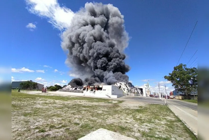  Uma nuvem de fumaça se formou no céu da cidade 