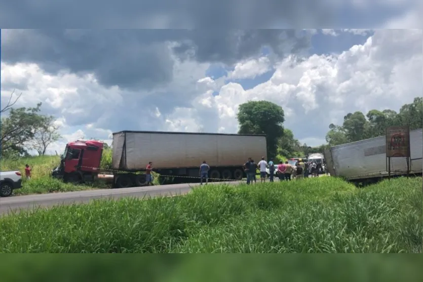 Vídeo: Caminhão na contramão causa acidente com 11 veículos no PR