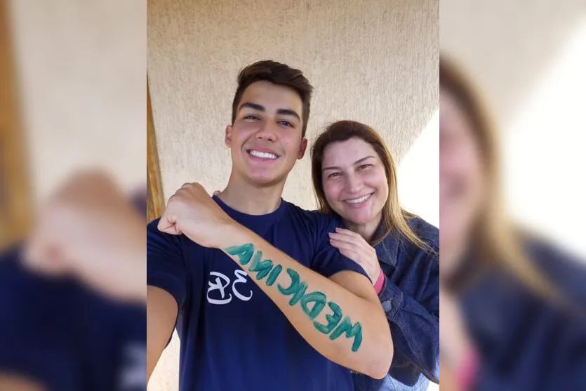  Vinicius e a mãe, ao receber o resultado de um dos vestibulares prestados no meio do ano 