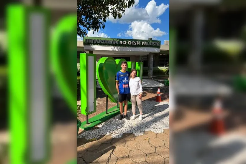  Vinicius e a mãe em frente universidade paulista, onde se matriculou para medicina, na semana do Natal 