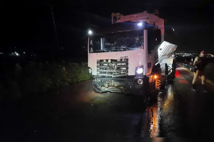  A batida  envolveu um caminhão com placas de Apucarana 