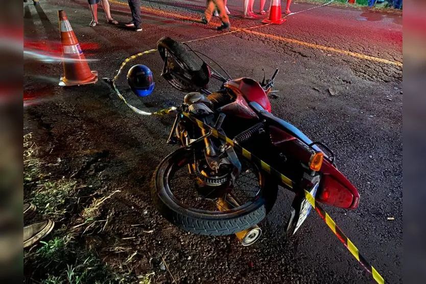  A colisão foi bastante forte, o motociclista foi arremessado para longe. 