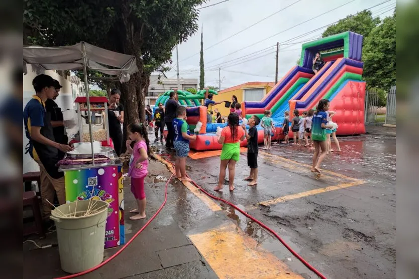  A colônia de férias contou com brinquedos infláveis e distribuição de pipoca, algodão doce e sorvete 