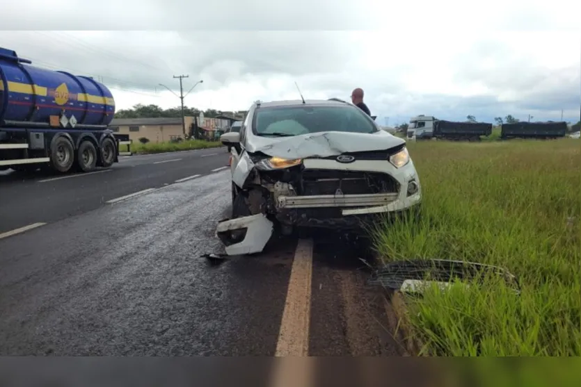 Acidente entre dois carros deixa mulher ferida na BR 376