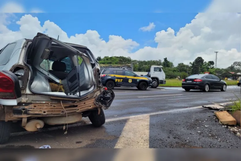 Acidente entre dois carros deixa mulher ferida na BR 376