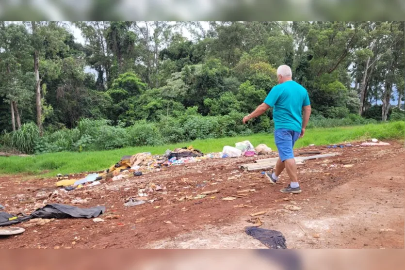  Ademir Quilezi mora em uma casa de esquina que fica bem em frente ao “lixão” 