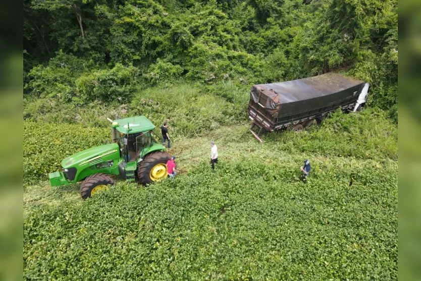  As equipes abordaram um caminhão que trafegava em atitude suspeita e que tentou fugir ao avistar as forças policiais 