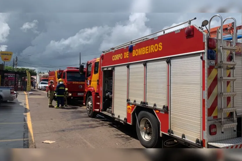 Bombeiros de Apucarana combatem incêndio em sobrado