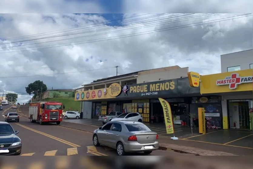 Bombeiros de Apucarana combatem incêndio em sobrado