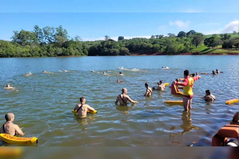 Bombeiros realizam treinamento aquático no Parque da Raposa; assista