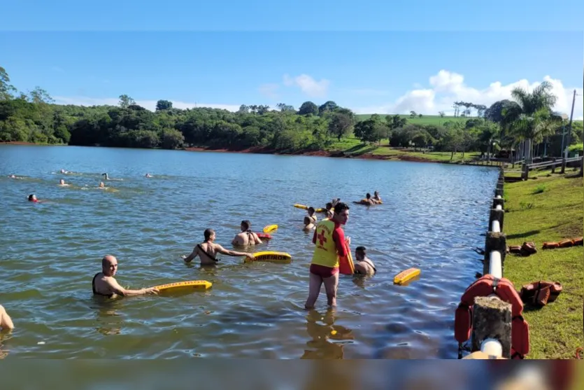 Bombeiros realizam treinamento aquático no Parque da Raposa; assista