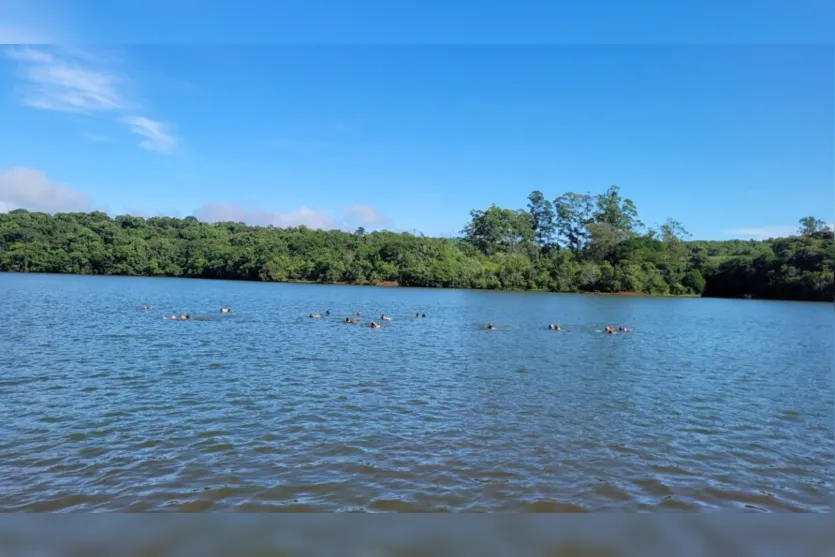 Bombeiros realizam treinamento aquático no Parque da Raposa; assista