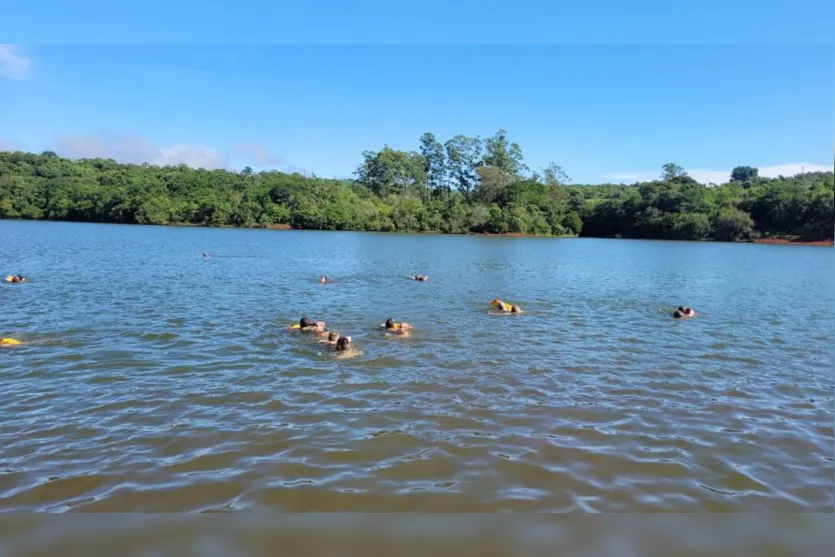 Bombeiros realizam treinamento aquático no Parque da Raposa; assista