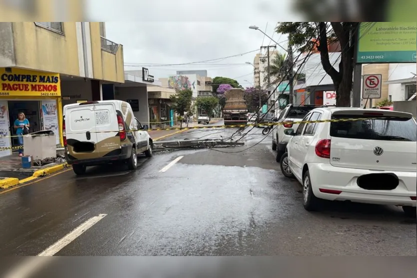 Caminhão enrosca em fios e derruba poste em veículo de Apucarana