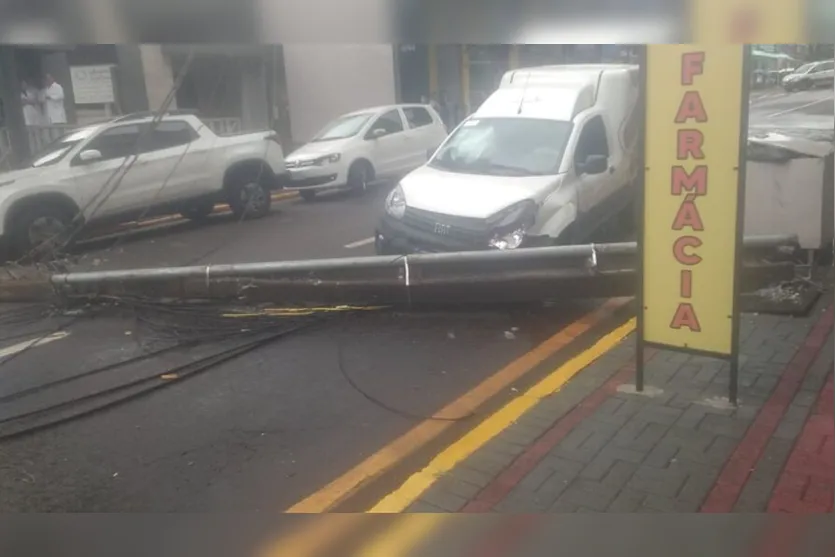 Caminhão enrosca em fios e derruba poste em veículo de Apucarana