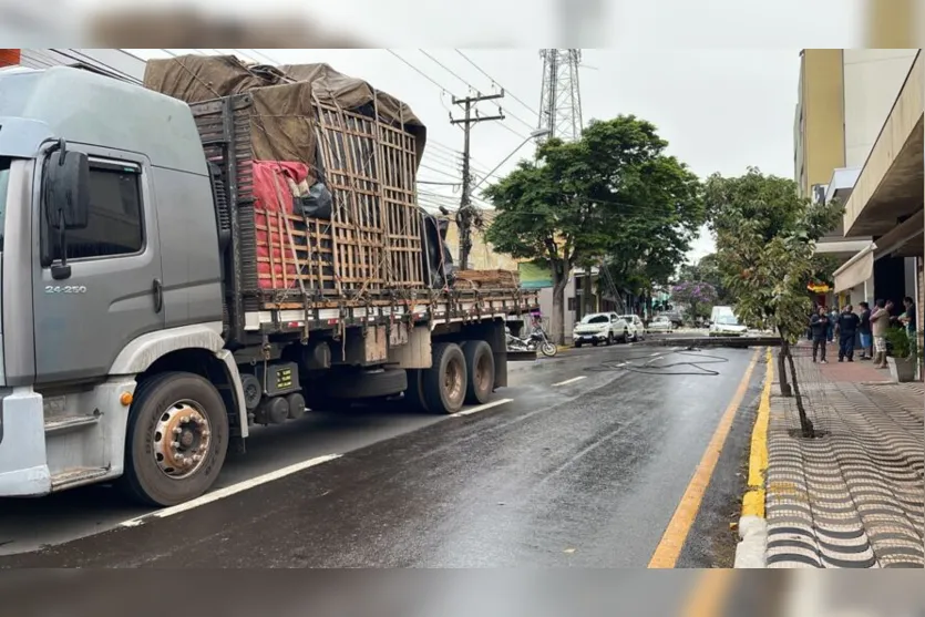 Caminhão enrosca em fios e derruba poste em veículo de Apucarana