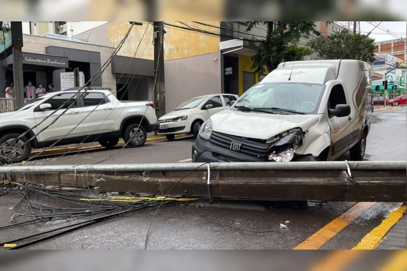 Caminhão enrosca em fios e derruba poste em veículo de Apucarana