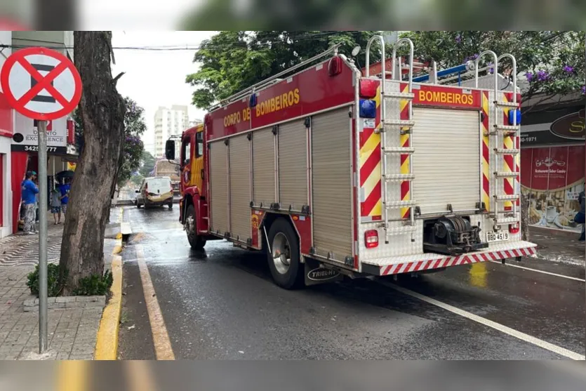 Caminhão enrosca em fios e derruba poste em veículo de Apucarana