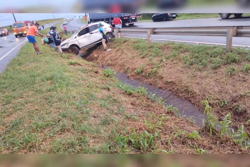 Carro capota e deixa três pessoas feridas entre Jandaia e Mandaguari