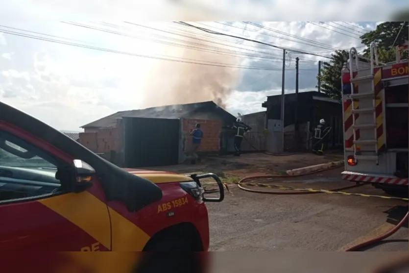 Casa fica destruída após incêndio no Parque Bela Vista; assista