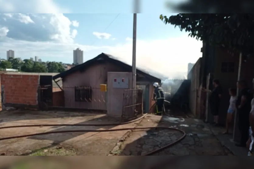 Casa fica destruída após incêndio no Parque Bela Vista; assista