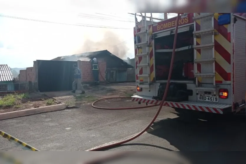 Casa fica destruída após incêndio no Parque Bela Vista; assista