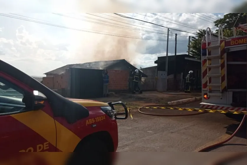 Casa fica destruída após incêndio no Parque Bela Vista; assista