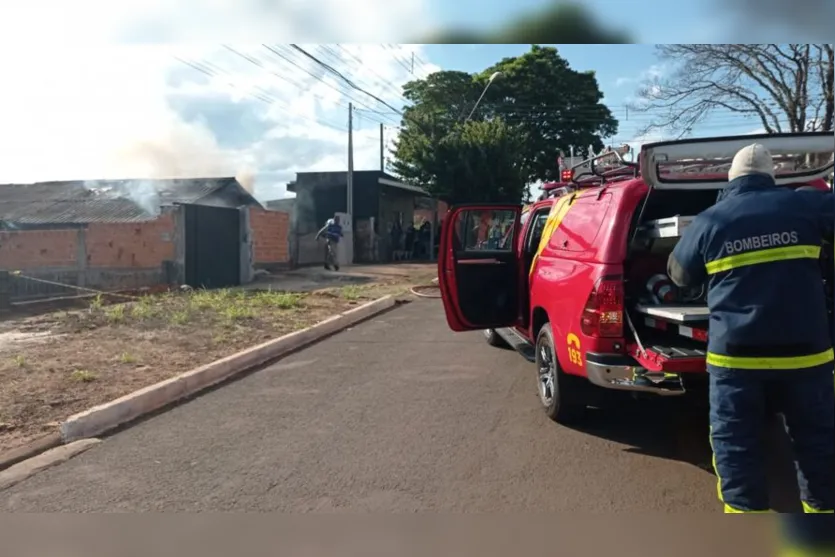 Casa fica destruída após incêndio no Parque Bela Vista; assista