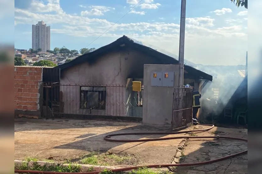 Casa fica destruída após incêndio no Parque Bela Vista; assista