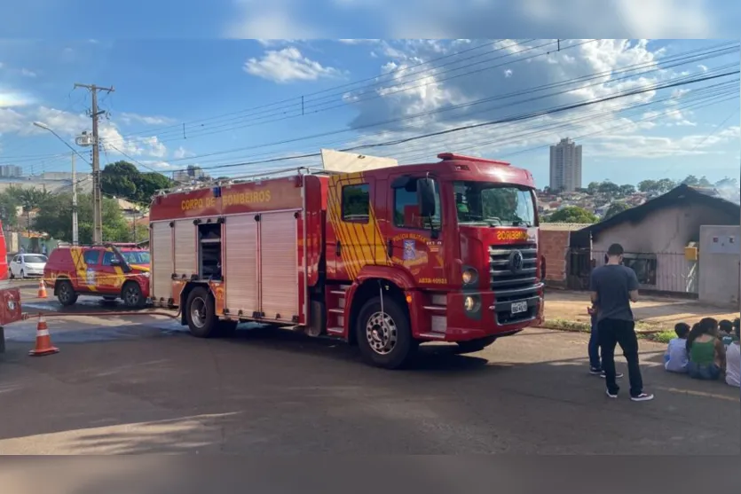 Casa fica destruída após incêndio no Parque Bela Vista; assista