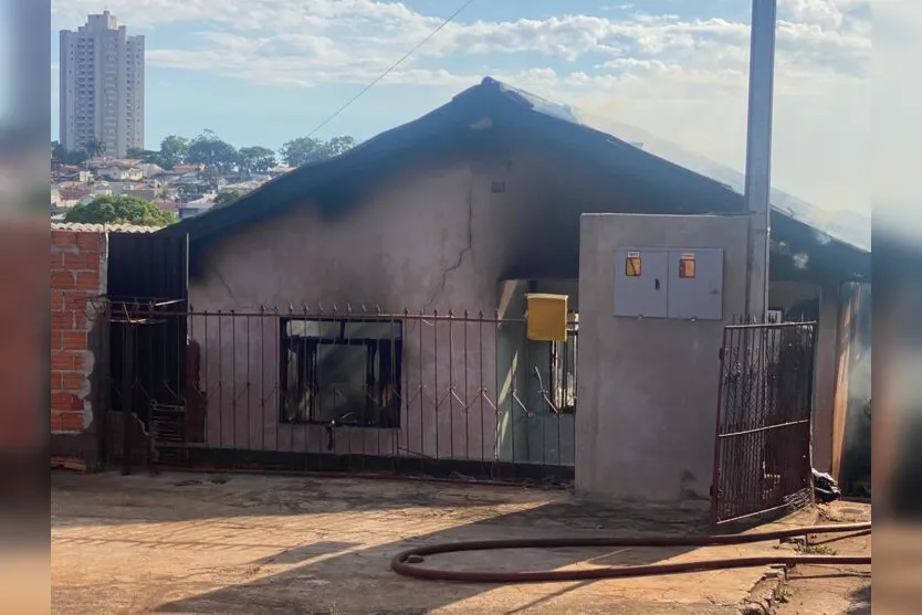 Casa fica destruída após incêndio no Parque Bela Vista; assista