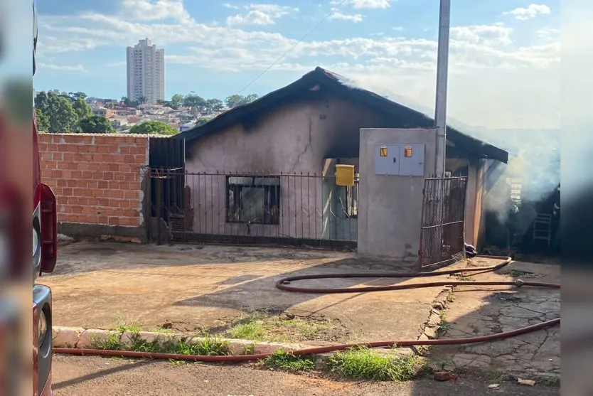 Casa fica destruída após incêndio no Parque Bela Vista; assista