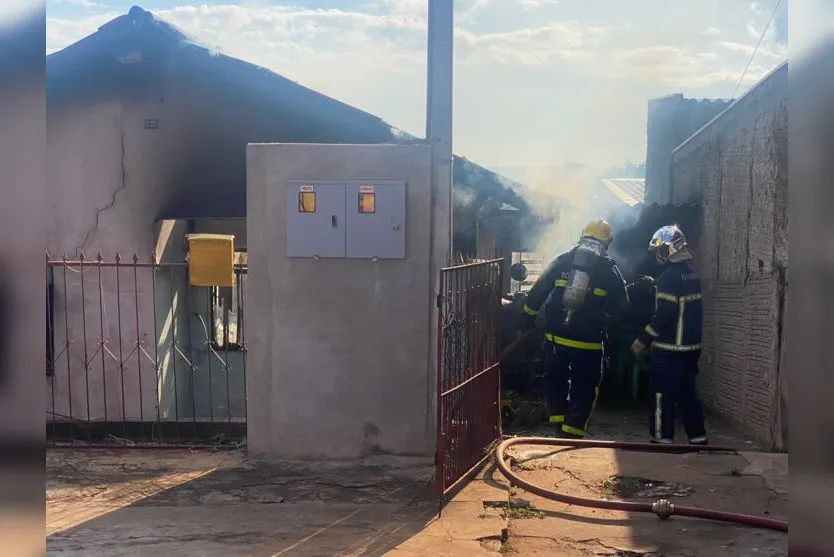 Casa fica destruída após incêndio no Parque Bela Vista; assista