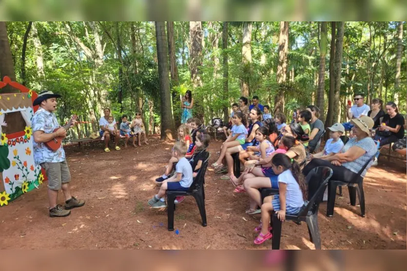 Crianças participam de aula ambiental no Bosque Municipal de Apucarana