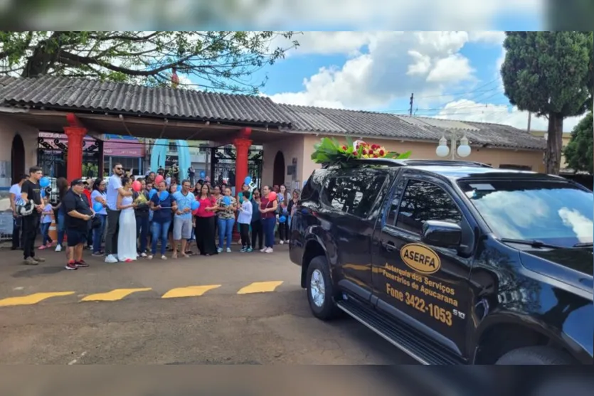  Dezenas de amigos e familiares participaram do cortejo fúnebre e prestaram a última homenagem ao menino 