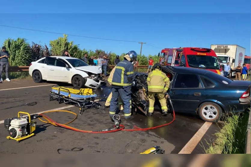 É grave estado de motorista preso nas ferragens após batida frontal