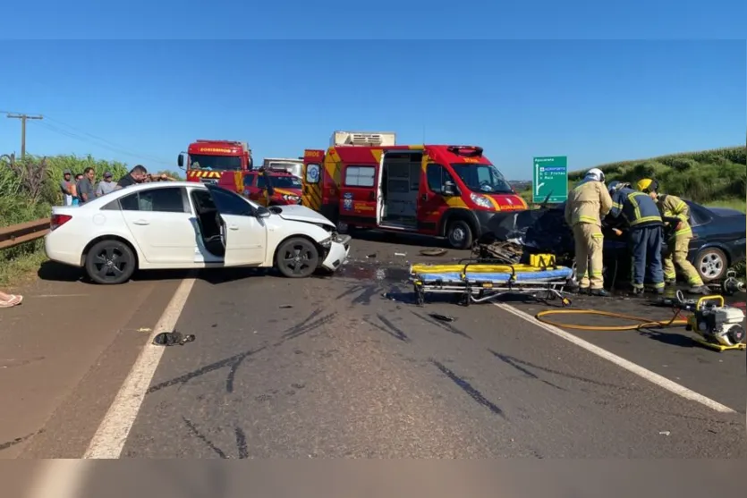 É grave estado de motorista preso nas ferragens após batida frontal