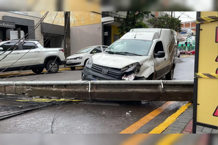  Fiorino foi atingido pelo poste após caminhão enroscas em fios 