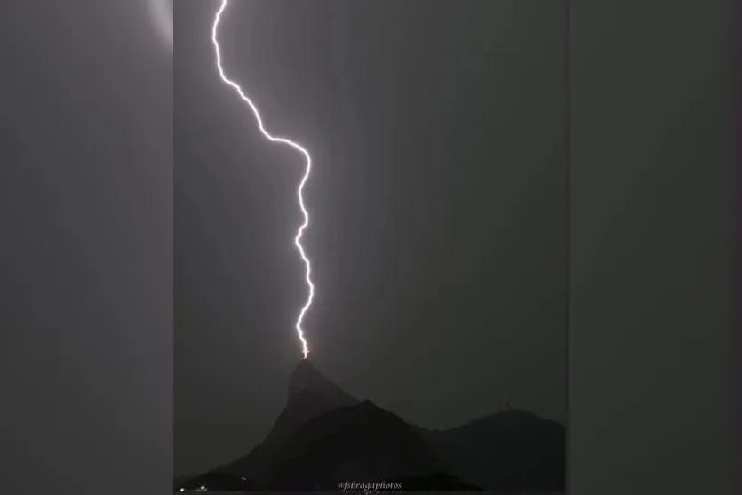 Fotógrafo registra momento em que Cristo Redentor é atingido por raio