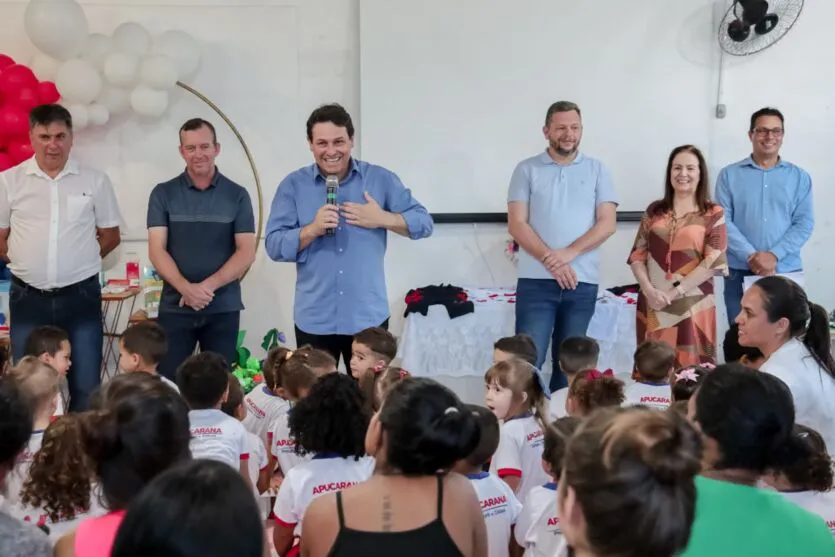  Já no primeiro dia de aulas, elas receberam os uniformes e materiais didáticos 