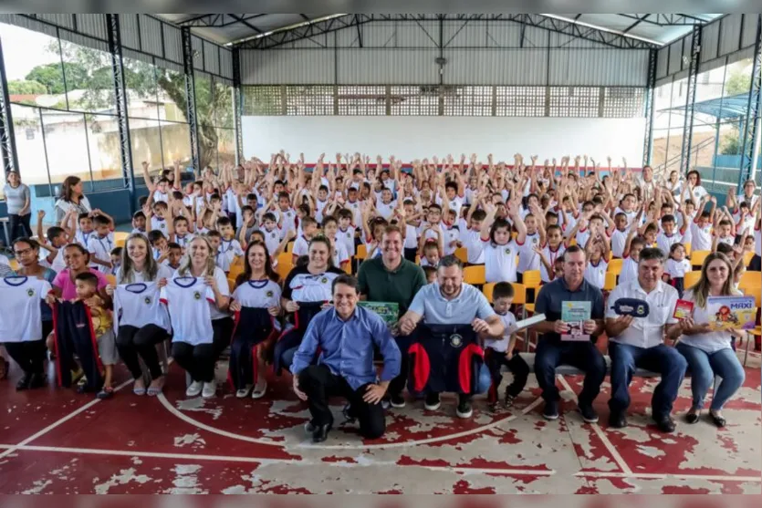  Já no primeiro dia de aulas, elas receberam os uniformes e materiais didáticos 