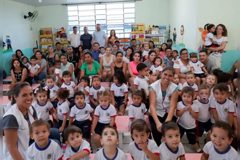  Já no primeiro dia de aulas, elas receberam os uniformes e materiais didáticos 