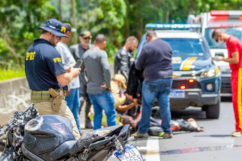 Motociclistas são socorridos por helicóptero após acidente na BR-376