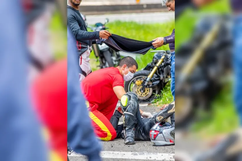 Motociclistas são socorridos por helicóptero após acidente na BR-376
