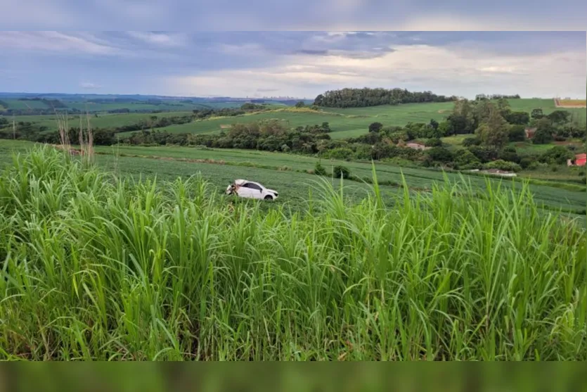 Motorista de Apucarana fica ferido após capotar carro na PR-170; veja